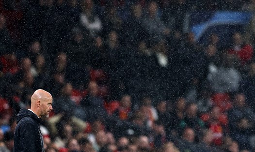 Ten Hag trong ngày mưa buồn tại Old Trafford khi chứng kiến trận thua đau của Manchester United trước Galatasaray. Ảnh: AFP