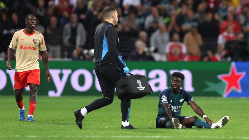Bukayo Saka dính chấn thương và phải rời sân sớm trong trận đấu với Lens.  Ảnh: AFP