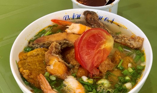 Một tô bún cá của quán ăn từng được giới thiệu trên kênh truyền hình Mỹ. Ảnh: Nhật Minh
