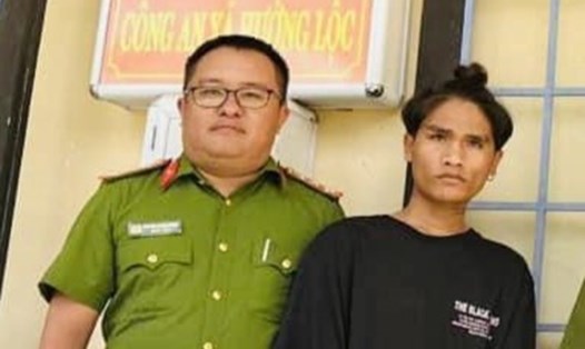 Hồ Văn Thành (bên phải) bị bắt giữ. Ảnh: Công an Hướng Hóa