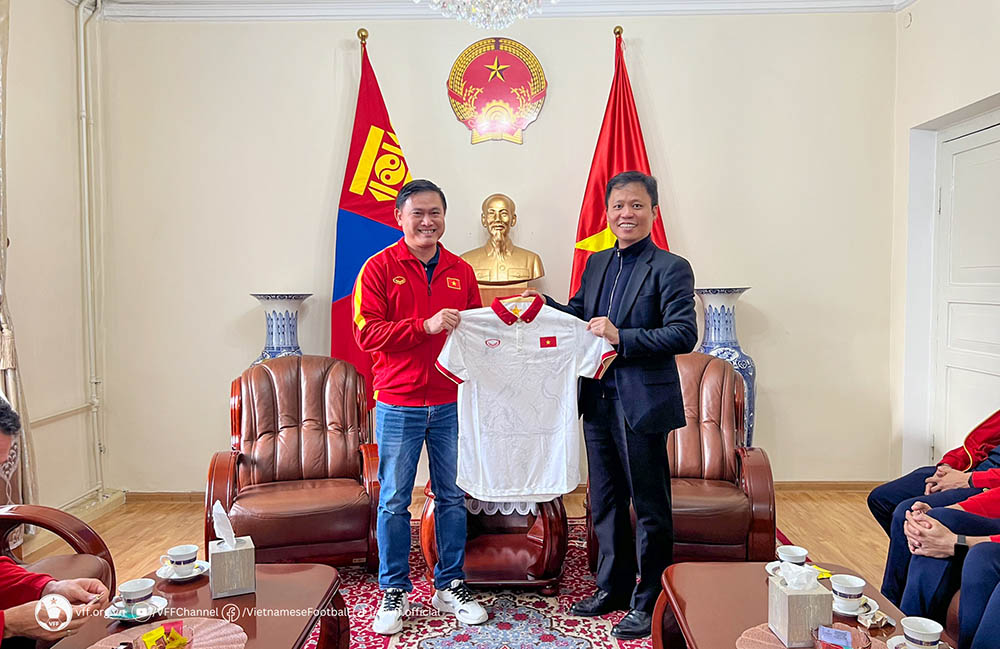 Phó Chủ tịch VFFTrần Anh Tú trao tặng Đại sứ Doãn Khánh Tâm áo đấu lưu niệm của đội tuyển. Ảnh: VFF