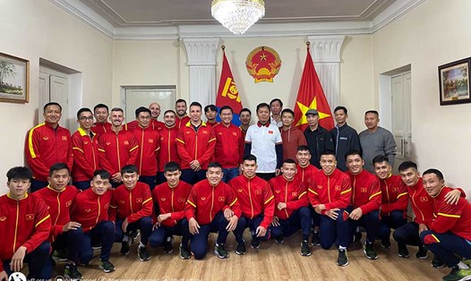 Tuyển futsal Việt Nam thăm Đại sứ quán Việt Nam tại Mông Cổ. Ảnh: VFF