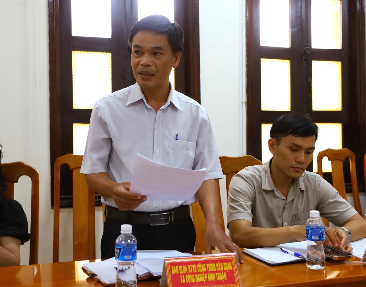 Phó Giám đốc Ban QLDA đầu tư xây dựng công trình dân dụng và công nghiệp tỉnh Bình Thuận thông tin về dự án. Ảnh: Duy Tuấn