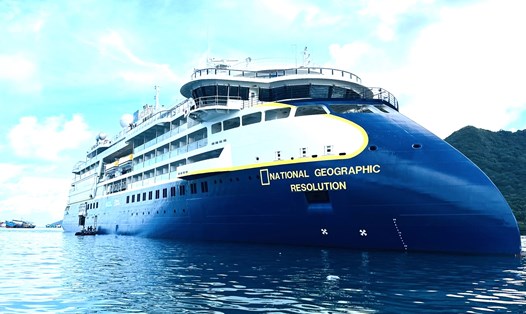 Tàu du lịch quốc tế cập cảng, đưa du khách quốc tế tham quan Côn Đảo ngày 5.10. Ảnh: Côn Đảo