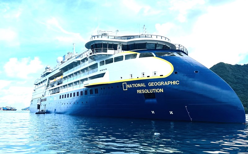 Tàu du lịch quốc tế cập cảng, đưa du khách quốc tế tham quan Côn Đảo ngày 5.10. Ảnh: Côn Đảo