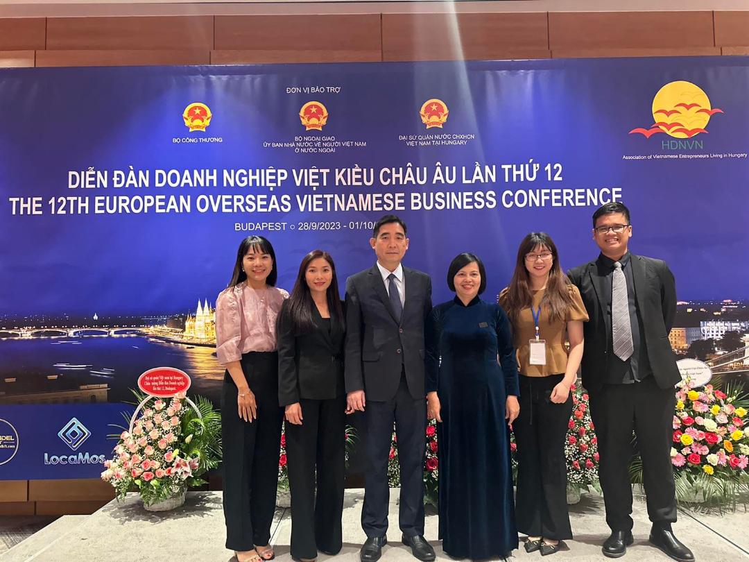 Đại sứ Việt Nam tại Hungary Nguyễn Bích Thảo (thứ ba từ phải) cùng đoàn công tác của Ủy ban Nhà nước về người Việt Nam tại Diễn đàn. Ảnh: Khánh Minh
