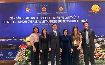 Đại sứ Việt Nam tại Hungary Nguyễn Bích Thảo (thứ ba từ phải) cùng đoàn công tác của Ủy ban Nhà nước về người Việt Nam tại Diễn đàn. Ảnh: Khánh Minh