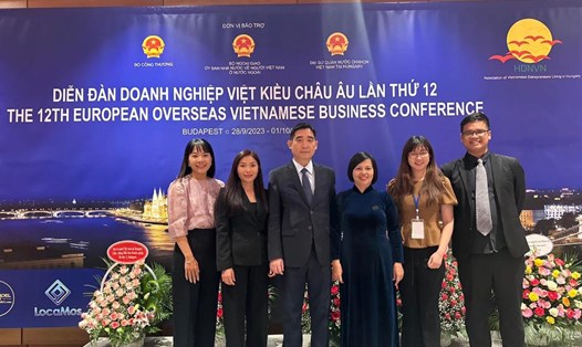 Đại sứ Việt Nam tại Hungary Nguyễn Bích Thảo (thứ ba từ phải) cùng đoàn công tác của Ủy ban Nhà nước về người Việt Nam tại Diễn đàn. Ảnh: Khánh Minh