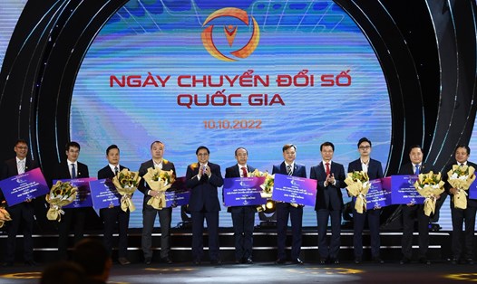 5 giải pháp xuất sắc được vinh danh tại Ngày Chuyển đổi số quốc gia năm 2022. Ảnh: Hải Nguyễn