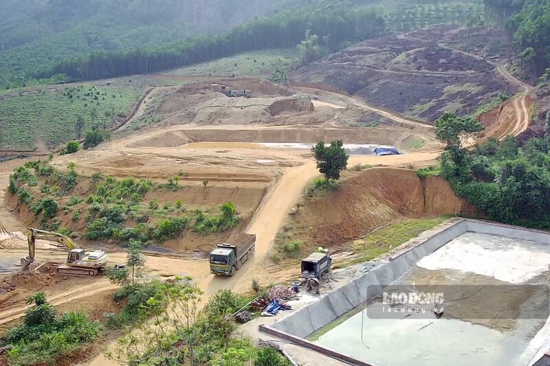 Hoạt động khai thác đất trái phép tại xóm Sính, xã Tinh Nhuệ, huyện Thanh Sơn. Ảnh: Tô Công.