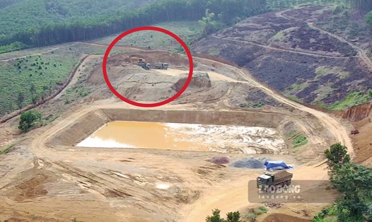 Đất tặc - hoạt động khai thác trái phép vật liệu (đất) đổ vào dự án 164 tỉ đồng ở Phú Thọ lại tái diễn. Ảnh: Tô Công.