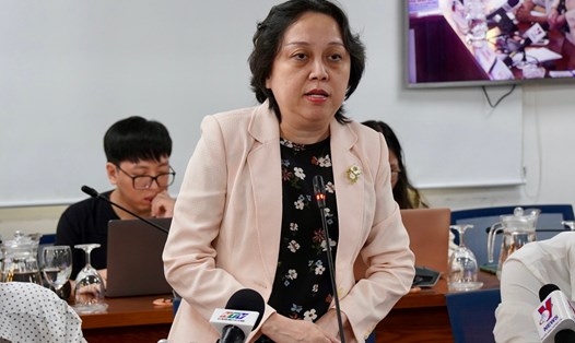 Bà Phạm Khánh Phong Lan thông tin vụ việc trong buổi họp. Ảnh: Hữu Chánh