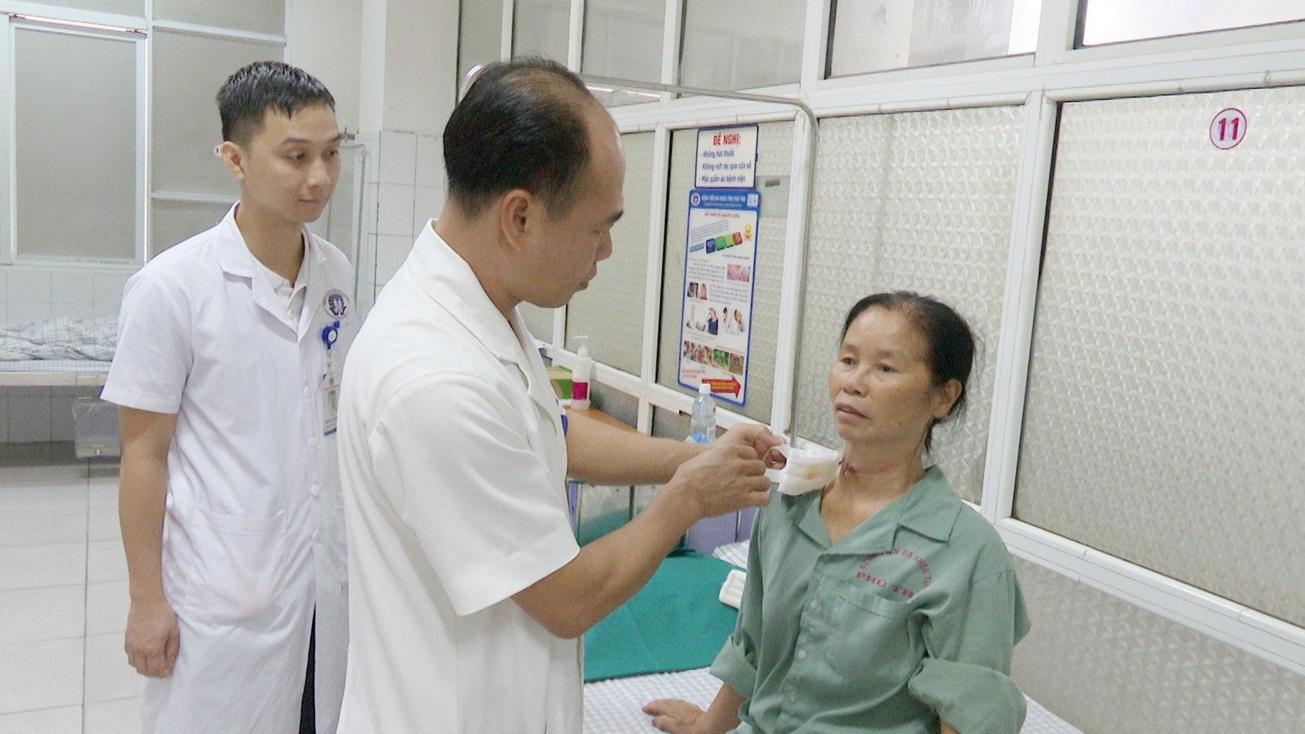 BSCKII. Hà Xuân Tài kiểm tra cho bệnh nhân sau khi phẫu thuật thoát vị đĩa đệm cột sống cổ. Ảnh: BVCC