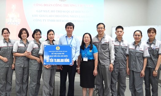 Ông Phan Văn Bản - Chủ tịch Công đoàn Công Thương Việt Nam (thứ 5 từ trái sang) trao hỗ trợ cho đoàn viên. Ảnh: Hà Anh
