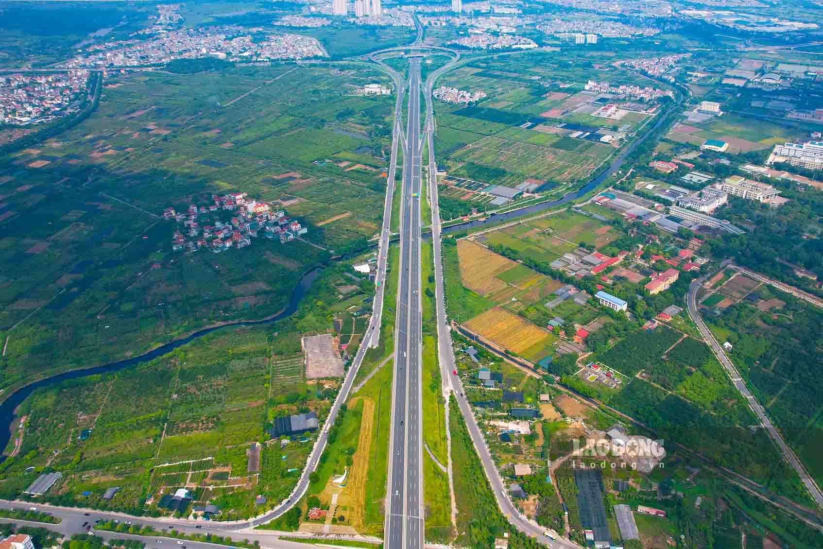 Với lợi thế nằm ở cửa ngõ phía đông thành phố Hà Nội, có nhiều tuyến đường giao thông huyết mạch đi qua như quốc lộ 1A kết nối Bắc Ninh; quốc lộ 3 mới kết nối Hà Nội, Thái Nguyên; quốc lộ 5B nối với tỉnh Hưng Yên và TP Hải Phòng. 