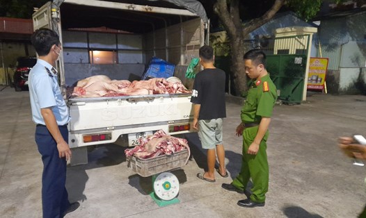 Gần 1,4 tấn thịt lợn bốc mùi hôi thối đã bị phát hiện khi đang trên đường vận chuyển đi tiêu thụ. Ảnh: Đội QLTT số 5