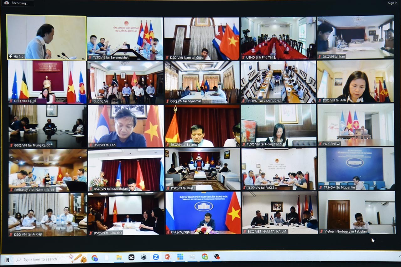 Hội nghị sơ kết 3 năm triển khai các hoạt động tiếp tục tăng cường tuyên truyền, giới thiệu, tôn vinh Chủ tịch Hồ Chí Minh ở nước ngoài diễn ra theo hình thức kết hợp trực tiếp và trực tuyến. Ảnh: Thanh Hà