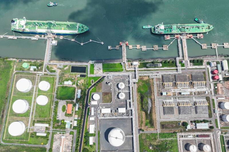 Cùng với Công trình Kho LNG 1 MMTPA Thị Vải, Kho cảng PV GAS Vũng Tàu có sức thu hút đặc biệt trong hệ thống cảng biển Việt Nam. Ảnh: PV GAS