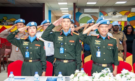 3 sĩ quan thuộc Tổ công tác Bộ Công an Việt Nam tham gia gìn giữ hòa bình Liên Hợp Quốc tại Nam Sudan được trao Huy chương Gìn giữ Hòa bình Liên Hợp Quốc. Ảnh: Thanh Hà