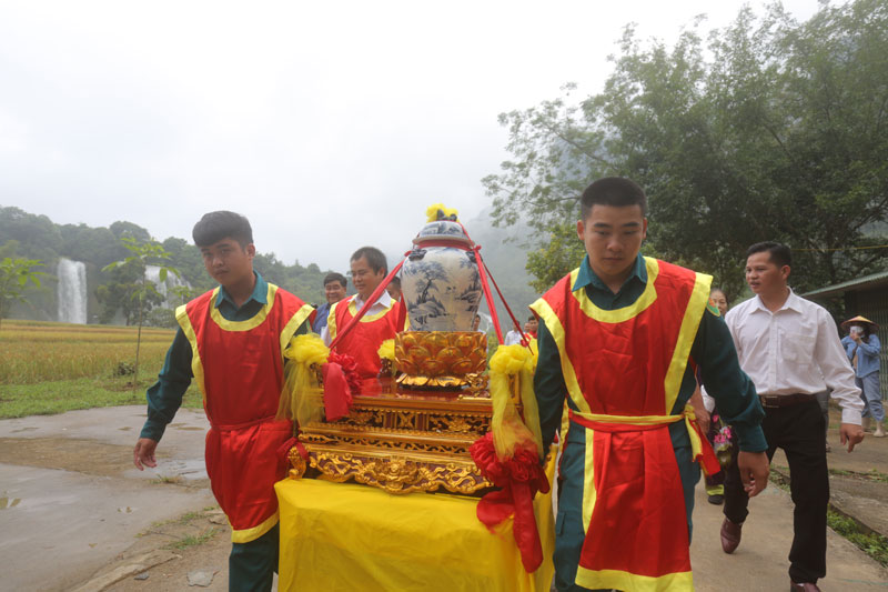 Rước nước từ thác Bản Giốc về chùa Phật tích.