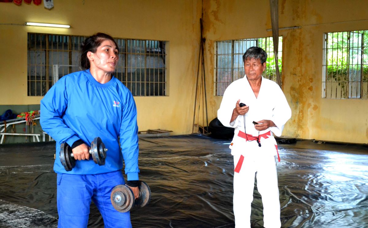 Võ sư Lê Thanh Vĩnh trong giờ huấn luyện cho VĐV Nguyễn Thị Như Ý, người từng được mệnh danh “cô gái vàng của Judo Việt Nam“. Ảnh: Thanh Mai