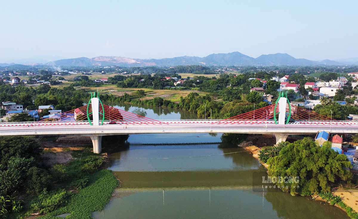 Cầu Huống Thượng có tổng mức đầu tư gần 500 tỉ đồng, khởi công tháng 9.2021, cầu được làm bằng bê tông cốt thép và bê tông dự ứng lực có quy mô lớn nhất trên địa bàn tỉnh Thái Nguyên tính đến thời điểm hiện tại, bao gồm hạng mục cầu và đường dẫn với tổng chiều dài 740m.