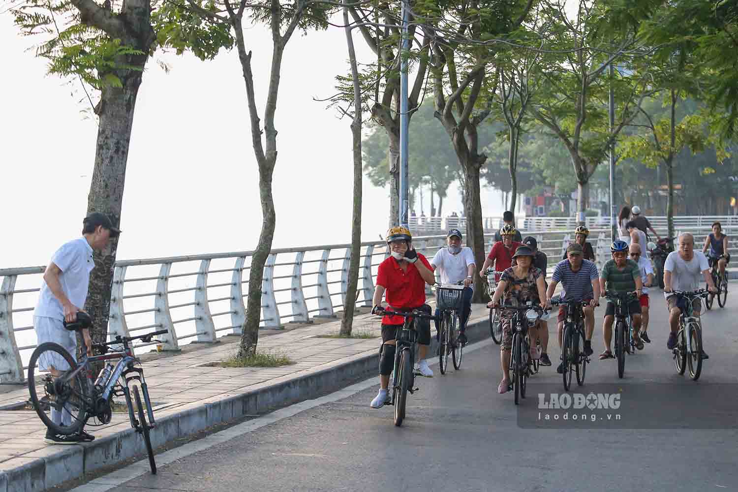 Thời điểm này hầu hết là người đạp xe tập thể dục, họ chọn đi khung giờ sớm để tránh cảnh phải đi chung với các phương tiện khác.