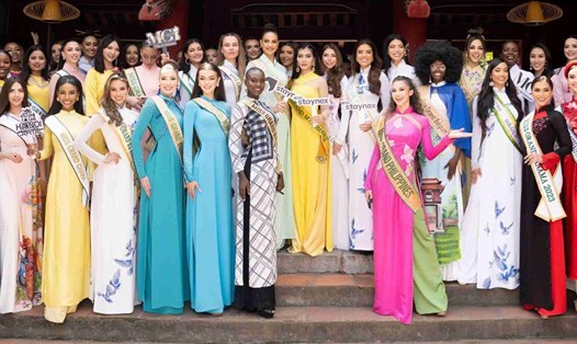 Dàn thí sinh của Miss Grand International 2023 thích thú khi được diện áo dài Việt Nam. Ảnh: BTC.