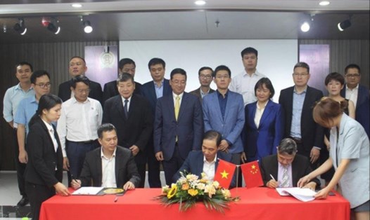 Doanh nghiệp công nghiệp hỗ trợ Hà Nội ký kết hợp tác với đoàn doanh nghiệp Thượng Hải (Trung Quốc). Ảnh: QH