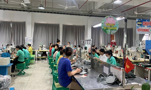 Sáng 6.10,  hơn 1.000 công nhân Công ty TNHH Viet Glory (xã Diễn Trường, huyện Diễn Châu, Nghệ An) đã vào nhà máy làm việc. Ảnh: Quang Đại