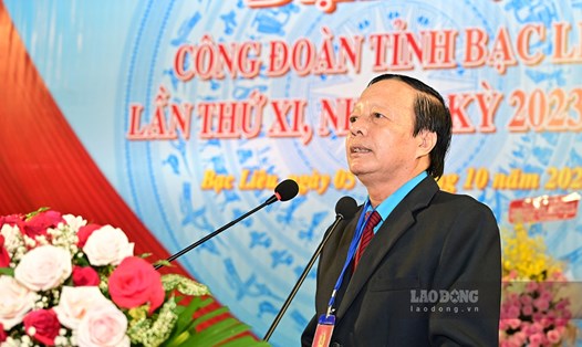 Chủ tịch LĐLĐ tỉnh Bạc Liêu Nguyễn Văn Khanh đọc diễn văn khai mạc Đại hội Công đoàn tỉnh Bạc Liêu lần thứ XI. Ảnh: Nhật Hồ