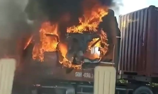 Đầu xe container bốc cháy dữ dội. Ảnh: Cắt từ video