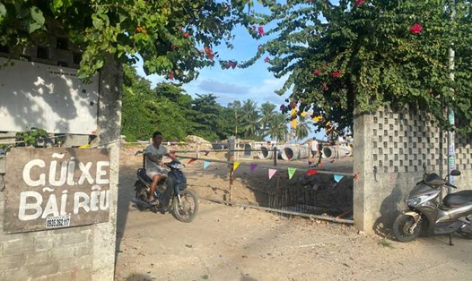 Người dân Đà Nẵng phản đối đóng lối xuống biển ở Nam Ô. Ảnh: Văn Trực