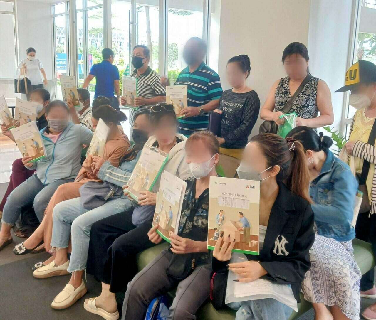 Nhiều khách hàng mệt mỏi đi khiếu nại tại trụ sở Manulife Việt Nam (quận 7, TPHCM). Ảnh: Anh Tú