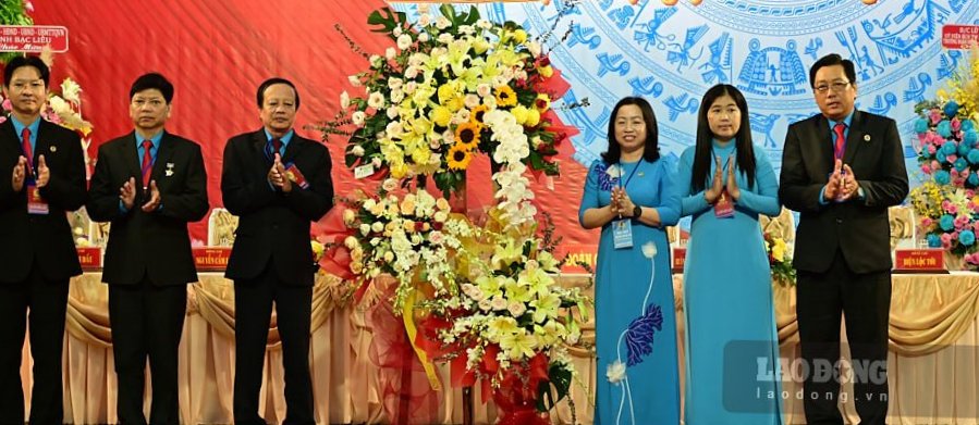 Phó chủ tịch Tổng LĐLĐ Việt Nam tặng hoa cho Đại hội. Ảnh: Nhật Hồ