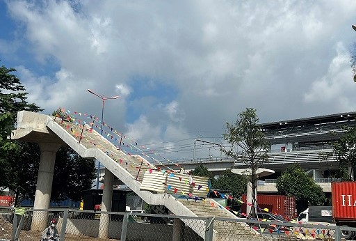 Theo thông tin từ MAUR, đến nay, các thân trụ và vế thang của các cầu bộ hành tại 5 nhà ga đã hoàn thành, cũng như đã đúc xong 3 trên tổng số 86 dầm cầu bộ hành. Ảnh: MAUR