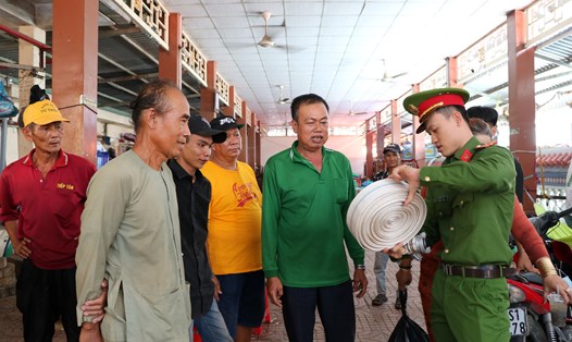 Lực lượng chức năng kiểm tra công tác an toàn phòng cháy chữa cháy trong khuôn viên Đình thờ Nguyễn Trung Trực. Ảnh: Tiến Dũng