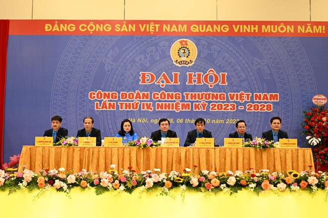 Đoàn Chủ tịch điều hành Đại hội Công đoàn Công Thương Việt Nam lần thứ IV, nhiệm kỳ 2023-2028. Ảnh: Hải Nguyễn