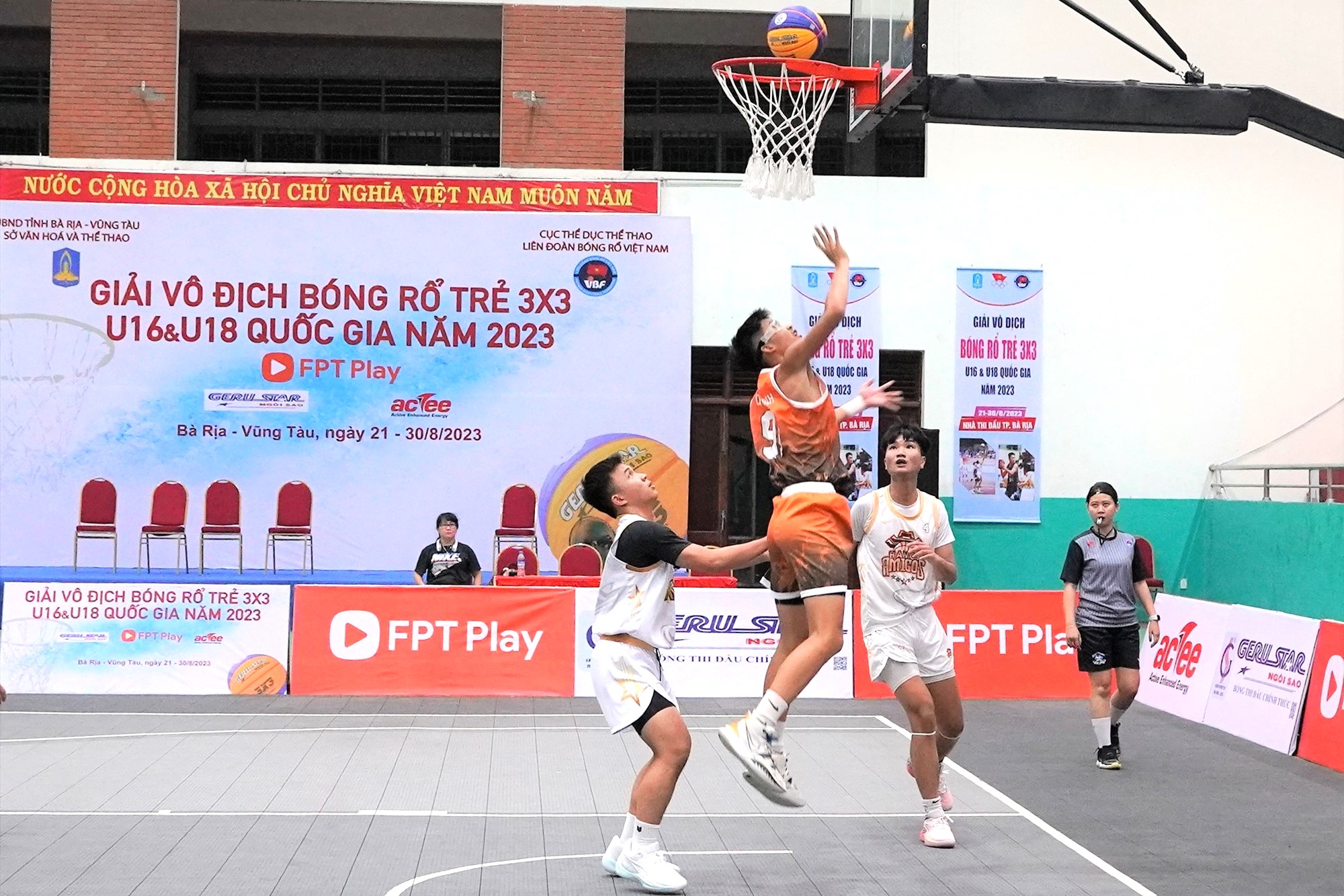 Pha thi đấu tại giải bóng rổ trẻ 3x3 quốc gia vừa được tổ chức thành công tại Bà Rịa - Vũng Tàu. Ảnh: Thành An