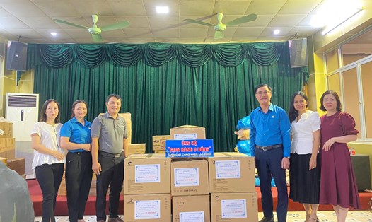 Lãnh đạo, Ban Chấp hành Công đoàn cơ sở Công ty TNHH Onechang Vina ủng hộ 200 chiếc áo sơ mi trị giá khoảng 30 triệu đồng. Ảnh: Bùi Văn Khước 