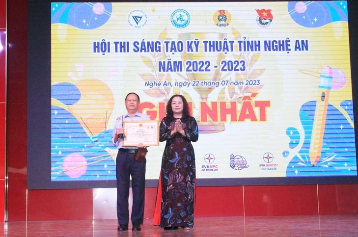 Bà Nguyễn Thị Thu Hường – Ủy viên Ban Thường vụ, Trưởng ban Tuyên giáo Tỉnh ủy, Chủ tịch Liên hiệp Các hội khoa học - kỹ thuật Nghệ An trao giải Nhất cho tác giả đạt giải Nhất Hội thi Sáng tạo kỹ thuật tỉnh Nghệ An năm 2022 - 2023. Ảnh tư liệu: Thanh Quỳnh 
