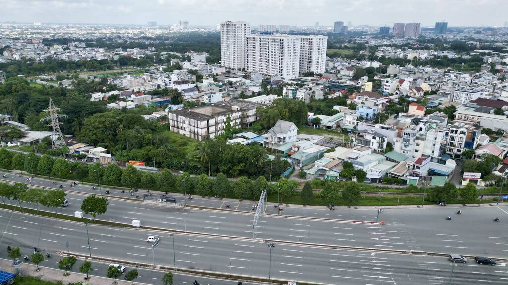 Chung cư mini trên đường 32 của công ty Sài Gòn Hoàng Anh xây dựng từ 2017, cách trung tâm thành phố 10 km. Quảng cáo từ chủ đầu tư lúc mở bán cho biết, dự án có diện tích 4.000 m2, với 300 căn giá từ 280 triệu đồng một căn hộ rộng khoảng 20 m2. Pháp lý hợp đồng chuyển nhượng căn hộ, thời hạn sử dụng 20 năm.