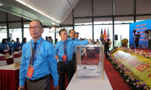 Các đại biểu thực hiện công tác bầu cử để bầu Ban Chấp hành Công đoàn Dầu khí Việt Nam khoá VII nhiệm kỳ 2023 - 2028. Ảnh: Kiều Vũ