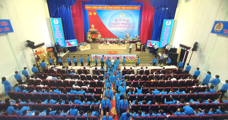 Các đại biểu thực hiện quyền bầu cử của mình tại Đại hội Công đoàn tỉnh Bạc Liêu lần thứ XI, nhiệm kỳ 2023 -2028. Ảnh: Nhật Hồ