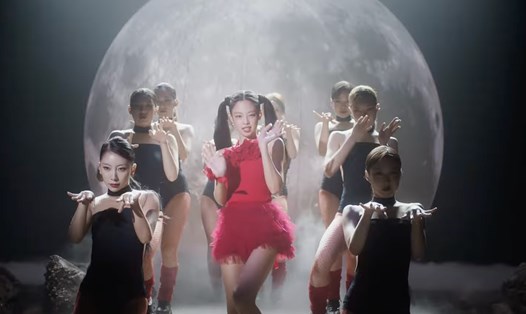 Jennie Blackpink nhảy múa dưới ánh trăng trong MV mới. Ảnh: AllKpop.