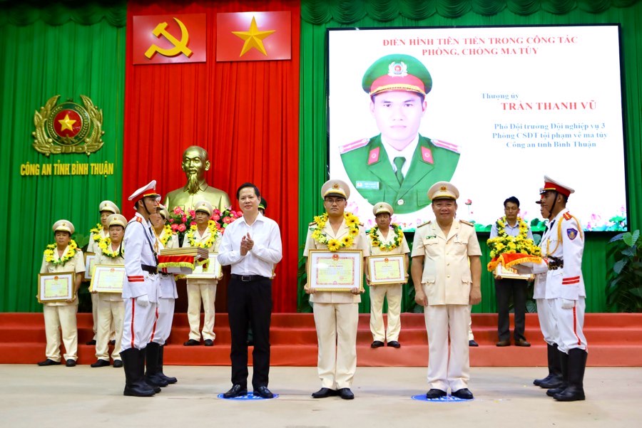 Thượng uý Trần Thanh Vũ, Phó đội trưởng thuộc Phòng PC04 là một trong những cá nhân điển hình được khen thưởng. Ảnh: Duy Tuấn