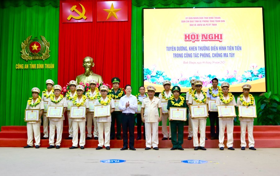 Các tập thể, cá nhân điển hình tiên tiến trong công tác phòng, chống ma tuý ở Bình Thuận được nhận bằng khen của chủ tịch UBND tỉnh. Ảnh: Duy Tuấn