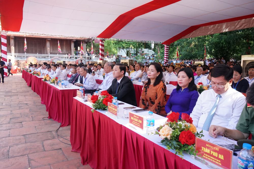 Tham dự lễ hội có đại diện lãnh đạo Bộ Văn hóa Thể thao và Du lịch, UBND tỉnh Thanh Hóa và hàng nghìn người dân, du khách thập phương. Ảnh: Quách Du