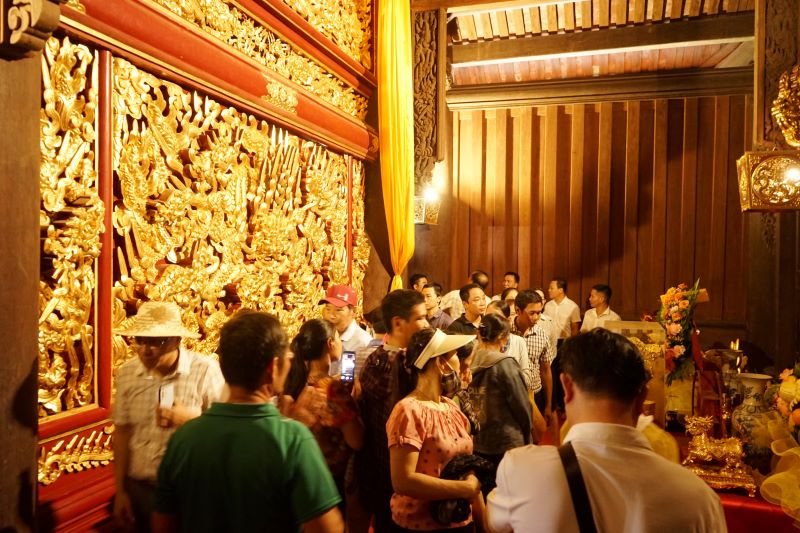 Đến với lễ hội năm nay, người dân và du khách tỏ ra thích thú khi vào bên trong chính điện, để chiêm ngưỡng các vật dụng đồ thờ được mạ vàng. Ảnh: Quách Du