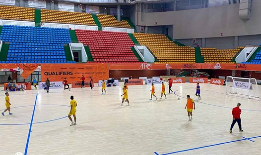 Tuyển futsal Việt Nam làm quên sân Buyant Ukhaa tại Mông Cổ. Ảnh: VFF